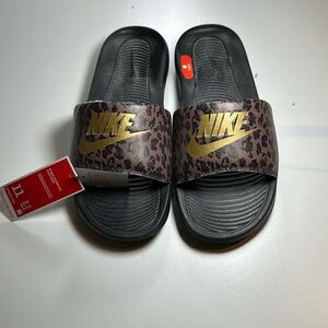 Women’s Nike Victoria One Slide Leopard Print sz 11
